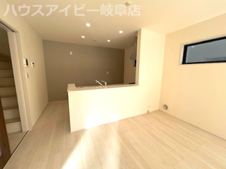 【居間・リビング】 | 岐阜市西鶉新築建売全5棟！お車並列4台可能！南道路で日当り良好です♪きれいな分譲地です！ | 岐阜市西鶉新築建売全5棟！お車並列4台可能！南道路で日当り良好です♪きれいな分譲地です！