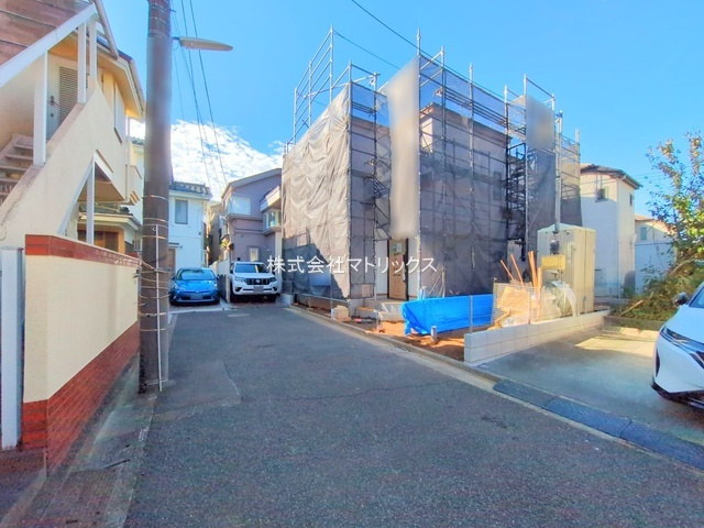 練馬区大泉学園町5丁目　駐車2台可　大型住宅　限定1棟の前面道路含む現地写真