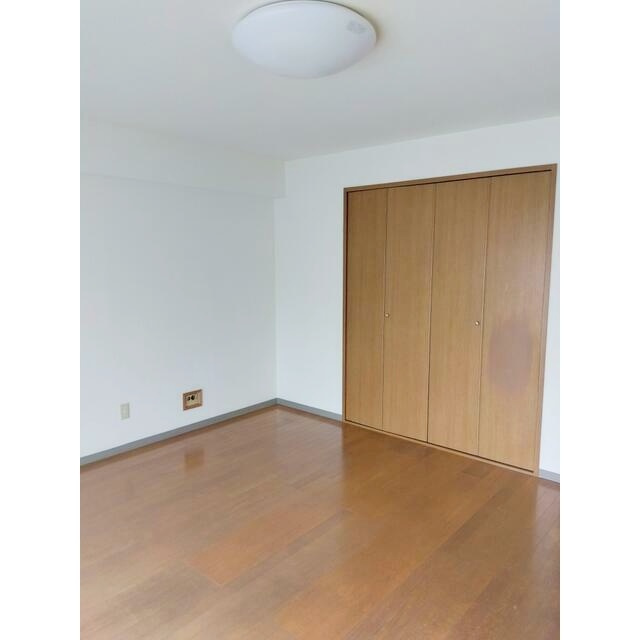 セントラルビルの寝室|落ち着いた色合いのフローリングタイプ♪