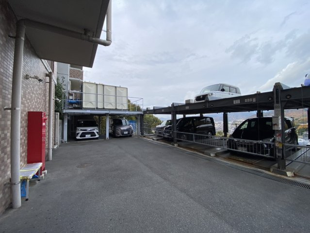 イーストヒルズ矢野弐番館の駐車場