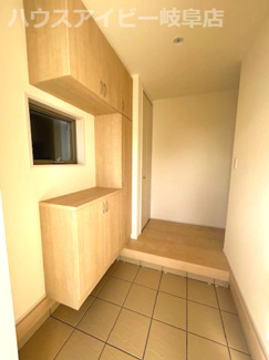 【玄関】 | 岐阜市西鶉新築建売全5棟！お車並列4台可能！南道路で日当り良好です♪きれいな分譲地です！ | 岐阜市西鶉新築建売全5棟！お車並列4台可能！南道路で日当り良好です♪きれいな分譲地です！