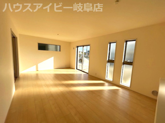 【居間・リビング】 | 岐阜市西鶉新築建売全5棟！お車並列4台可能！南道路で日当り良好です♪きれいな分譲地です！ | 岐阜市西鶉新築建売全5棟！お車並列4台可能！南道路で日当り良好です♪きれいな分譲地です！