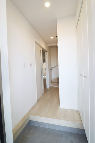 郡山市安積町荒井字柴宮山　　　1号棟　　朝日が丘小学校、郡山第７中学区の玄関