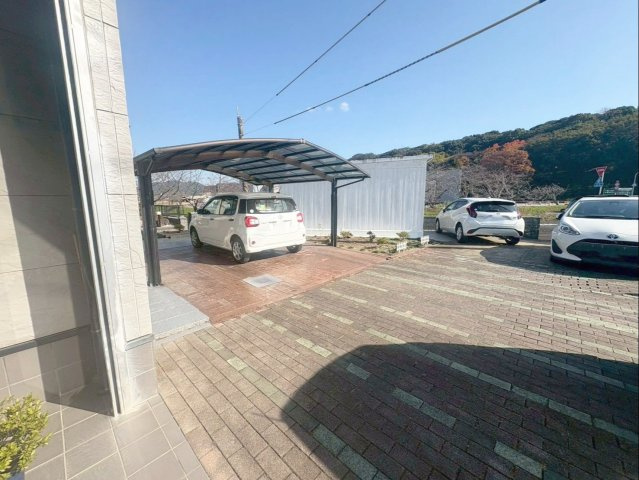 佐賀県武雄市　店舗付き住宅の駐車場|カーポート付きの駐車場があります！