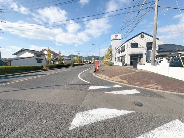 佐賀県武雄市　店舗付き住宅の前面道路含む現地写真|２方向接道の角地で明るく風通しが良い環境！
