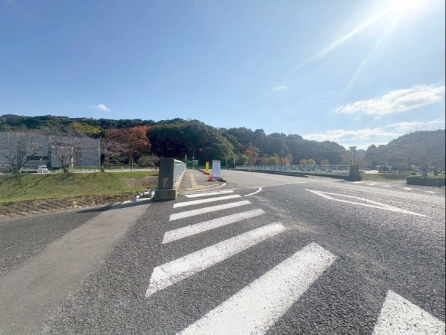 佐賀県武雄市　店舗付き住宅の前面道路含む現地写真|前面道路は幅員24ｍです！