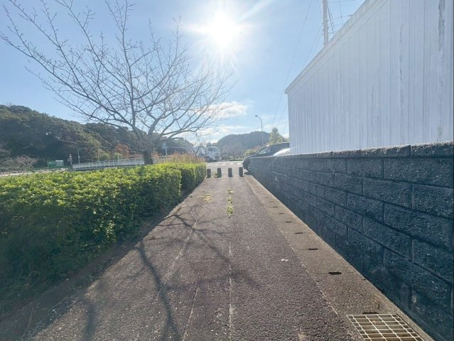 佐賀県武雄市　店舗付き住宅の前面道路含む現地写真|物件隣接の歩道。河川敷が近く、自然を感じられるエリアです！