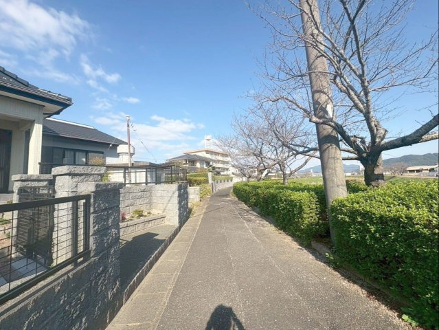 佐賀県武雄市　店舗付き住宅の前面道路含む現地写真|散歩やジョギングが楽しめる環境ですね！