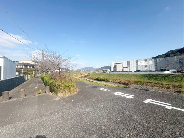 佐賀県武雄市　店舗付き住宅の前面道路含む現地写真|道の向こうは河川敷！開放感のある立地です！