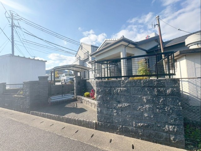 佐賀県武雄市　店舗付き住宅の外観|広々とした玄関アプローチです！