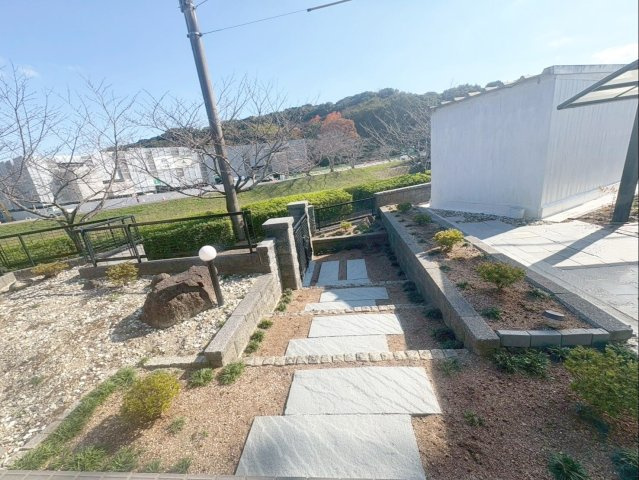 佐賀県武雄市　店舗付き住宅の外観|広々とした玄関アプローチです！