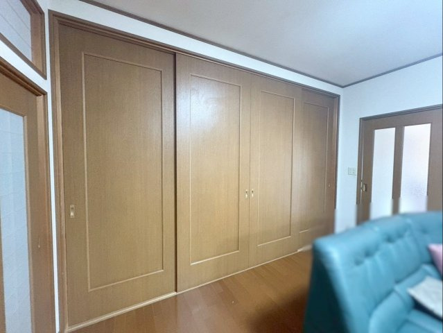 佐賀県武雄市　店舗付き住宅の居間・リビング|便利な引き戸収納を備えた約26.5帖の広々LDK！