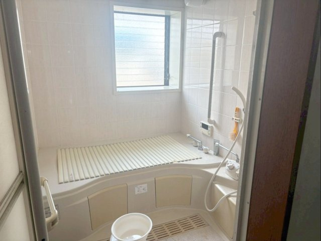 佐賀県武雄市　店舗付き住宅の浴室|窓付きで換気もしっかりできる清潔な浴室です！
