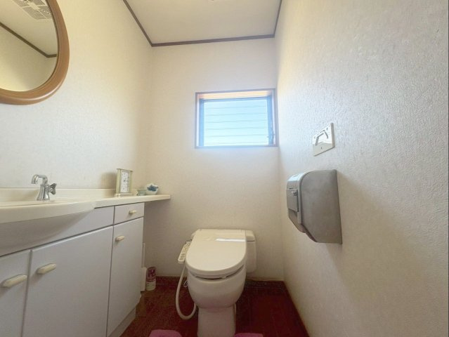 佐賀県武雄市　店舗付き住宅のトイレ|【居住スペース】温水洗浄便座、手洗い場を備えた快適なトイレ！