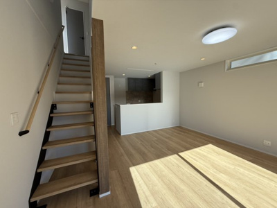 【居間・リビング】 | 新築　一戸建て　JR横浜線　京王相模線　橋本駅　二本松 | 南向きの物件で陽当たり良好です。