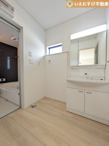 Cradle garden　鴻巣市箕田第9の独立洗面台|3面ミラーの後ろは収納スペースを完備
生活感のあるものは隠して、スッキリシンプルな洗面台に！清潔感のある空間♪
