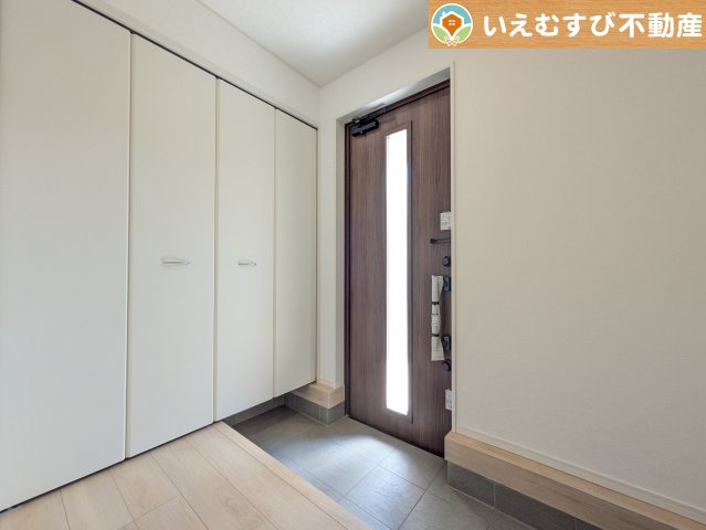 Cradle garden　鴻巣市箕田第9の玄関|玄関がいつも片づくシューズクローゼット
たっぷり入る収納設備で玄関がすっきり綺麗に過ごせると快適ですよね♪