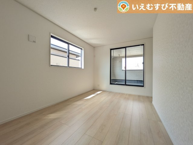 Cradle garden　鴻巣市箕田第9の洋室|2面採光で明るい居室
たっぷりの採光で自然光の差し込む明るいお部屋！新生活を想像すると楽しみが増しますね♪