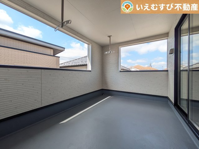 Cradle garden　鴻巣市箕田第9のバルコニー|ゆとりの広さのインナーバルコニー
急な雨でもインナーバルコニーなら安心！天気を気にせず干して外出できます♪