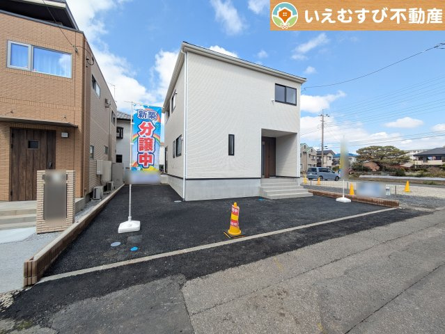 Cradle garden　鴻巣市箕田第9の駐車場|2台駐車可能なスペース完備
しっかり舗装してある駐車スペースで天気が悪く足元が悪い日でも乗り降りしやすい♪
