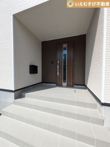 Cradle garden　鴻巣市箕田第9のエントランス|落ち着いた色づかいのエントランス
駐車場からアクセスの良いエントランス。雨の日や荷物が多くても安心の動線♪