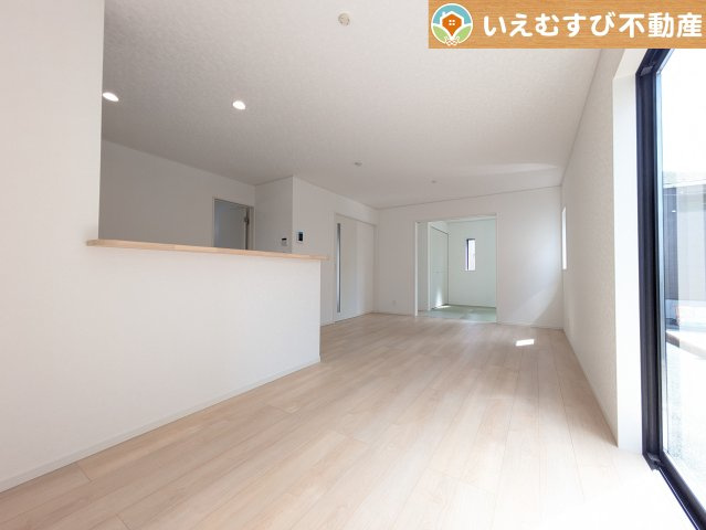 Cradle garden　鴻巣市箕田第9の居間・リビング|自然光で満たされる明るく開放感溢れるリビング
たっぷりの採光で明るい空間。家族みんなでくつろげます♪