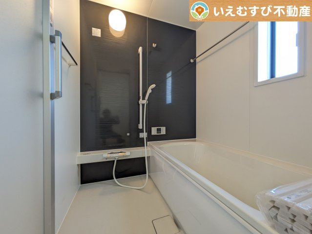 Cradle garden　鴻巣市箕田第9の浴室|モダンな配色の落ち着いた浴室
ダークトーンの壁面がアクセントになっておしゃれ！窓付きで空気の入れ替えも出来ます！