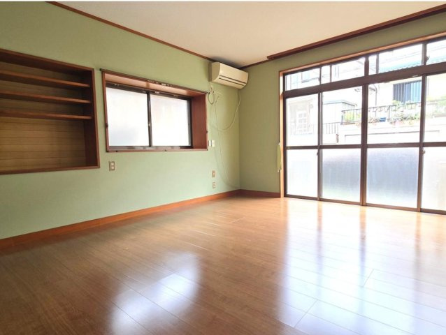 【居間・リビング】 | ◇◆秦野市曲松1丁目 中古戸建◆◇ | 1階10帖の洋室はリビングとしてご利用頂ける広々空間です。