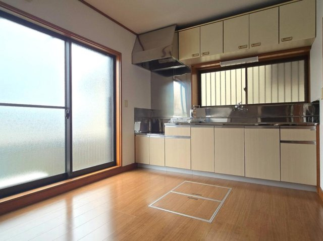 【キッチン】 | ◇◆秦野市曲松1丁目 中古戸建◆◇ | 収納たっぷりのキッチン。勝手口があり便利です！