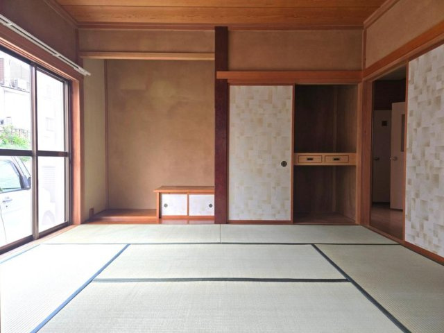 【和室】 | ◇◆秦野市曲松1丁目 中古戸建◆◇ | 1階6帖の和室。大きな窓から光が射し込み明るい室内空間です。