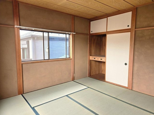 【和室】 | ◇◆秦野市曲松1丁目 中古戸建◆◇ | 2階8帖の和室。2面採光で明るいです。