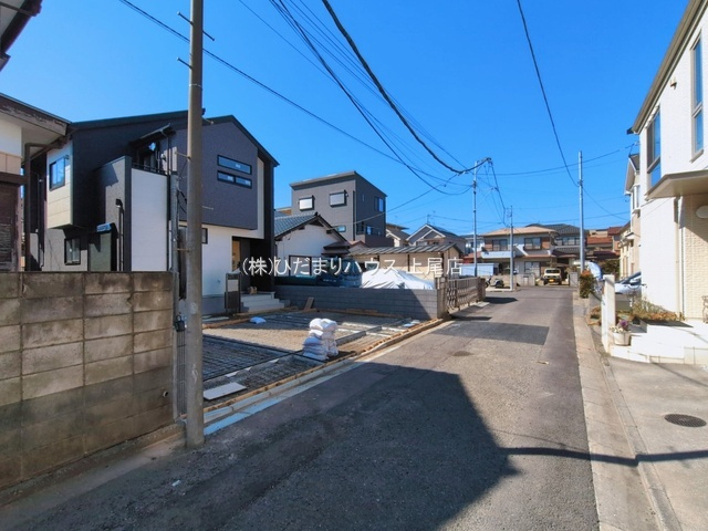 西区三橋6丁目　新築戸建　ブルーミング01の前面道路含む現地写真