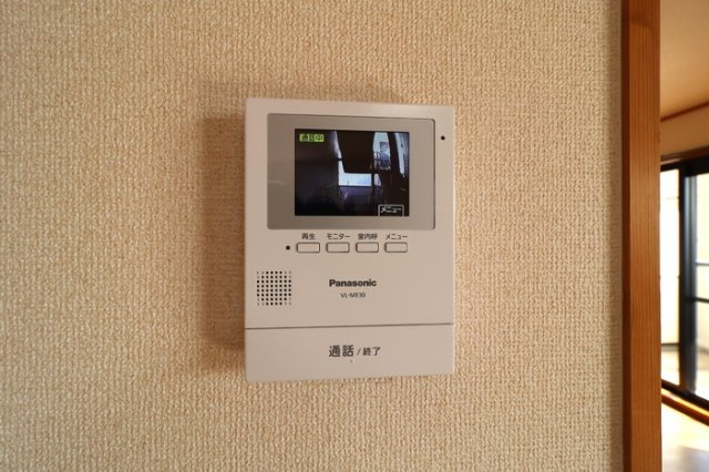 コートヴィレッジ若沼　A棟の玄関