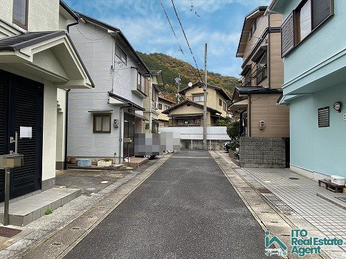静市市原町　中古戸建の前面道路含む現地写真