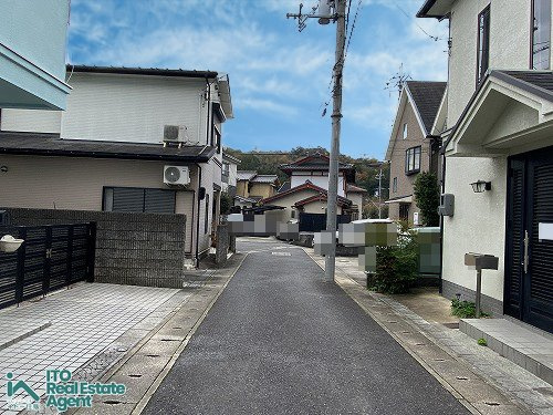 静市市原町　中古戸建の前面道路含む現地写真