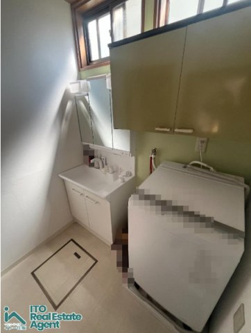 静市市原町　中古戸建の独立洗面台