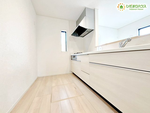 鴻巣市箕田　第9　新築一戸建て　クレイドルガーデン　02のキッチン|対面式のキッチンで、調理中も孤独感を感じません！
スライド式の収納は奥の物まで取り出しやすく、重いお鍋の出し入れもスムーズです。
シンクも広々としているので、夕食後の洗い物もテキパキ片付きますね♪
