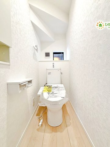 鴻巣市箕田　第9　新築一戸建て　クレイドルガーデン　02のトイレ|トイレは小窓が付いているので自然換気ができ、いつでも爽やかな空気を保てます。
ちょっとした小物を置ける棚も設置されており、予備のペーパーや掃除用品もスマートに収納可能です！