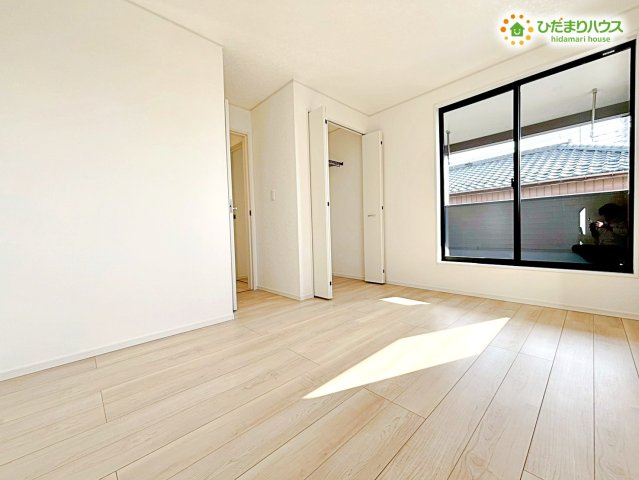 鴻巣市箕田　第9　新築一戸建て　クレイドルガーデン　02の寝室|主寝室として最適な、大きな窓のある洋室です！
ダブルベッドを置いてもゆとりのある広さで、朝は心地よい日差しでスッキリと目覚めることができます(-ω-)/