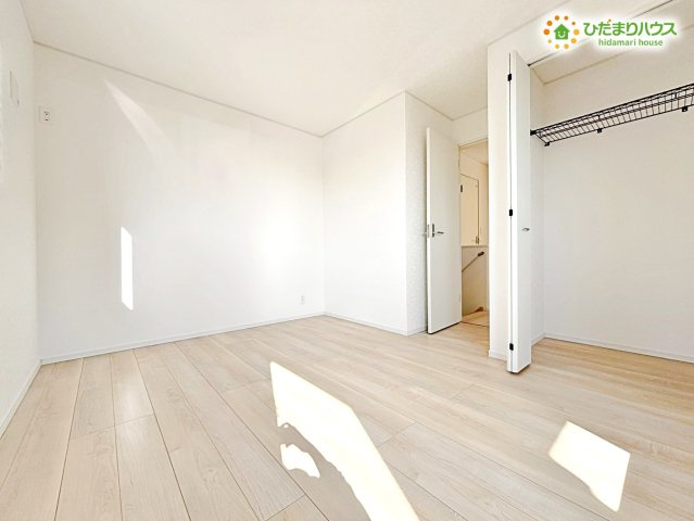 鴻巣市箕田　第9　新築一戸建て　クレイドルガーデン　02の内装|白を基調とした内装で、どんなインテリアも合わせやすいデザインです！
お気に入りのカーテンやラグを置いて、自分好みの空間作りを楽しめます♪