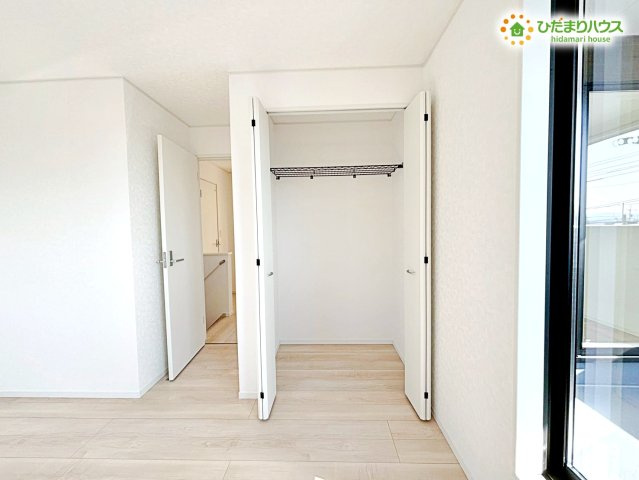 鴻巣市箕田　第9　新築一戸建て　クレイドルガーデン　02の収納|クローゼットが設置されています！
棚には帽子やバッグなどの小物も綺麗に整頓できますね(^^)