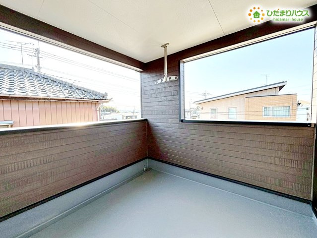 鴻巣市箕田　第9　新築一戸建て　クレイドルガーデン　02のバルコニー|お洗濯物がたっぷり干せる、日当たりの良いバルコニーです！
奥行きもしっかり確保されているので、お布団干しもしやすく、週末のまとめ洗いも捗ります。