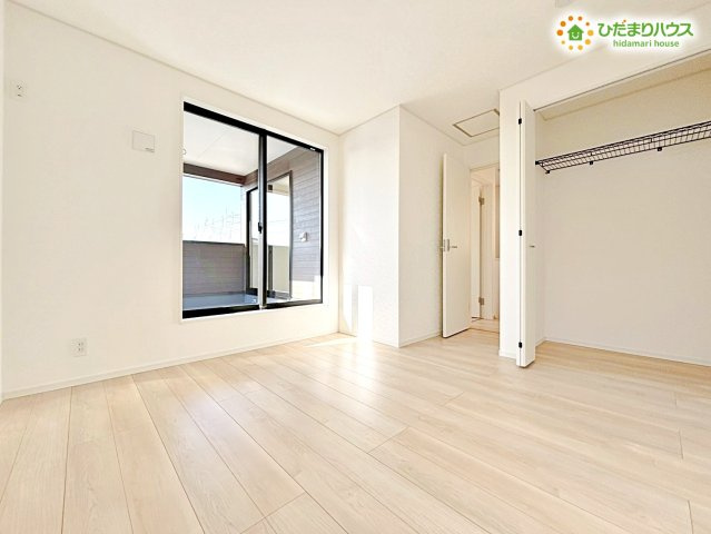 鴻巣市箕田　第9　新築一戸建て　クレイドルガーデン　02の内装|こちらのお部屋からもバルコニーへ出入りができ、風の通り道がしっかり確保されています！
お洗濯物を取り込んでそのままクローゼットへ片付けられる最短動線が魅力です。