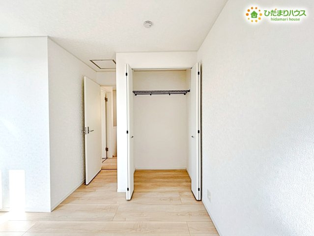 鴻巣市箕田　第9　新築一戸建て　クレイドルガーデン　02の収納|衣類を分けて収納しても余裕があり、お部屋にタンスを置かずに済むので居住スペースを広く保てます。
スッキリとした暮らしを実現するための心強い味方になります♪