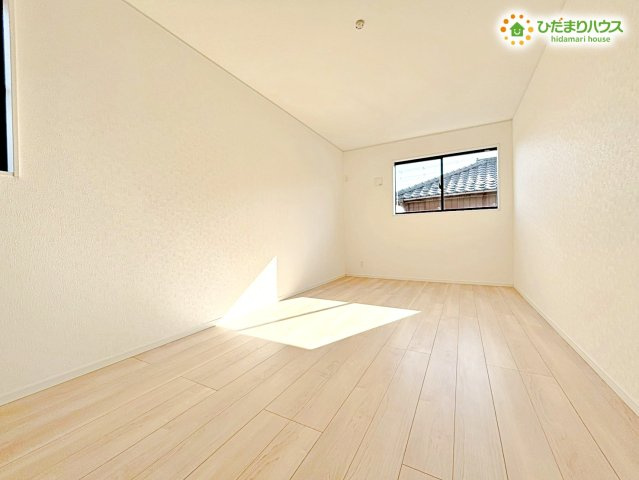 鴻巣市箕田　第9　新築一戸建て　クレイドルガーデン　02の子供部屋|学習机やベッドを置くのにちょうど良い広さの洋室です！
お子様の成長に合わせて使えるシンプルな造りになっております。