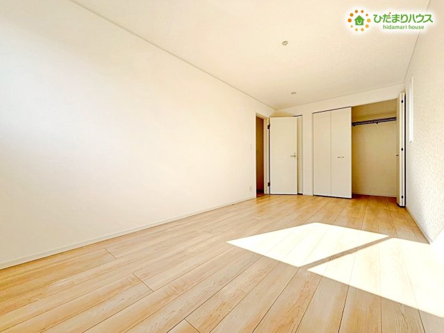 鴻巣市箕田　第9　新築一戸建て　クレイドルガーデン　02の内装|2面採光で明るい空間になっております☆
お子様の勉強も明るい空間で捗りますね(/ω＼)
