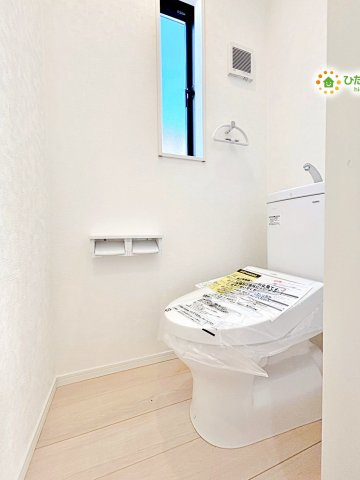 鴻巣市箕田　第9　新築一戸建て　クレイドルガーデン　02のトイレ|2階にもトイレが完備されているので、忙しい朝の混雑時もスムーズに準備が進みます！
夜中に1階まで降りる必要がないのも安心ですね。
家族みんなが快適に利用できる空間です♪