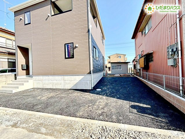 鴻巣市箕田　第9　新築一戸建て　クレイドルガーデン　02の駐車場|お車を2台駐車できるカースペースです！
前面道路からの見通しも良く、運転が苦手な方でもスムーズに出し入れができる広さがあります！