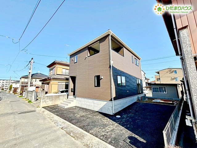 鴻巣市箕田　第9　新築一戸建て　クレイドルガーデン　02の外観|お隣との間隔も考慮されており、圧迫感の少ない開放的な立地が魅力です。
お洗濯物もよく乾きそうな、太陽の恵みをたっぷり感じられる一戸建てです☆