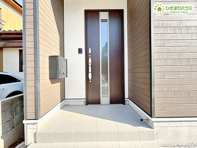 鴻巣市箕田　第9　新築一戸建て　クレイドルガーデン　02の玄関|玄関周りはスッキリとした印象で、防犯性に配慮したドアを採用しています！
夜間でも足元が見えやすい照明付きで、お仕事帰りの際もスムーズに鍵を開けられます。